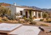 Cortijo en un paisaje rural de Almería con planos y llaves para ilustrar las comprobaciones legales antes de comprar.